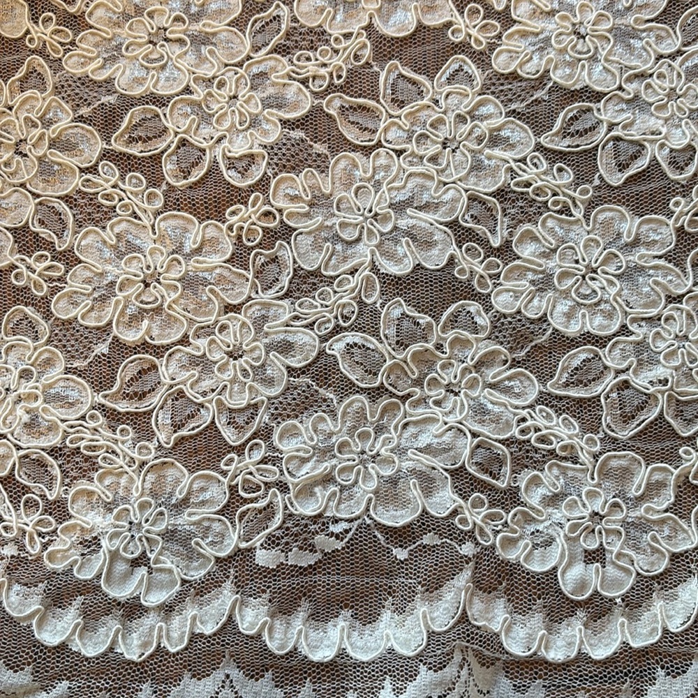🦢BEAUTIFUL IVORY CORDED RE-EMBROIDERED LACE FABRIC 🤍